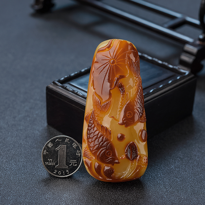 天然俏色蜜蜡年年有余吊坠 - 红掌柜