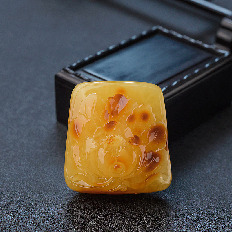 波罗的海天然带皮俏色蜜蜡花开富贵吊坠 - 红掌柜