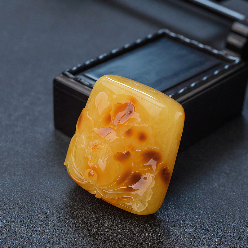 天然带皮俏色蜜蜡花开富贵吊坠 - 红掌柜