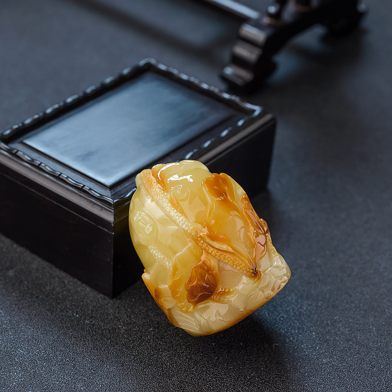 带皮俏色蜜蜡荷花吊坠 - 红掌柜