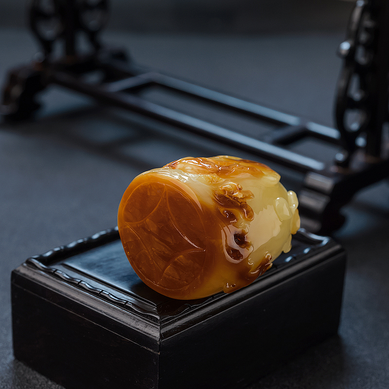 波罗的海带皮俏色蜜蜡荷花吊坠 - 红掌柜