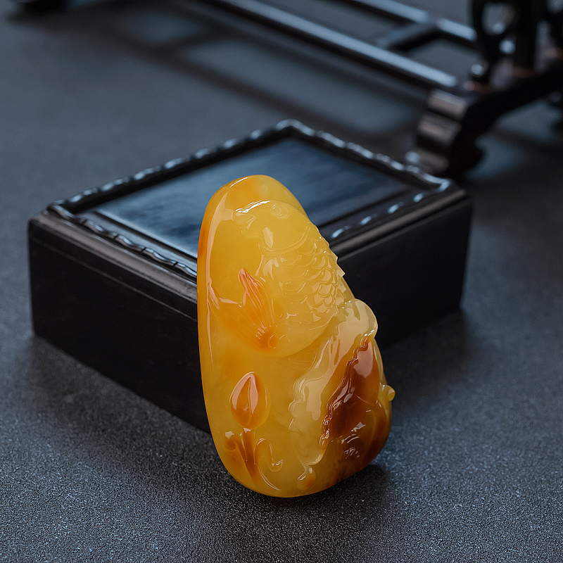 带皮俏色蜜蜡年年有余吊坠 - 红掌柜