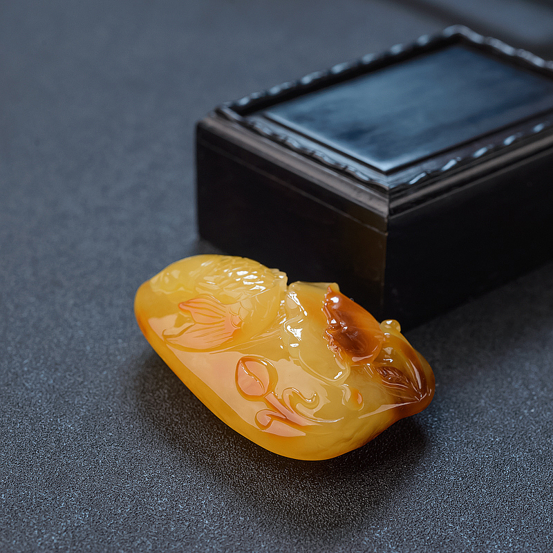 波罗的海天然俏色蜜蜡年年有余吊坠 - 红掌柜