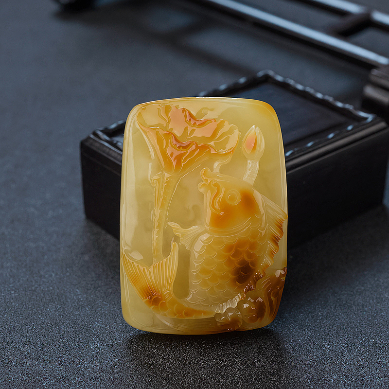 带皮俏色蜜蜡年年有余吊坠-红掌柜