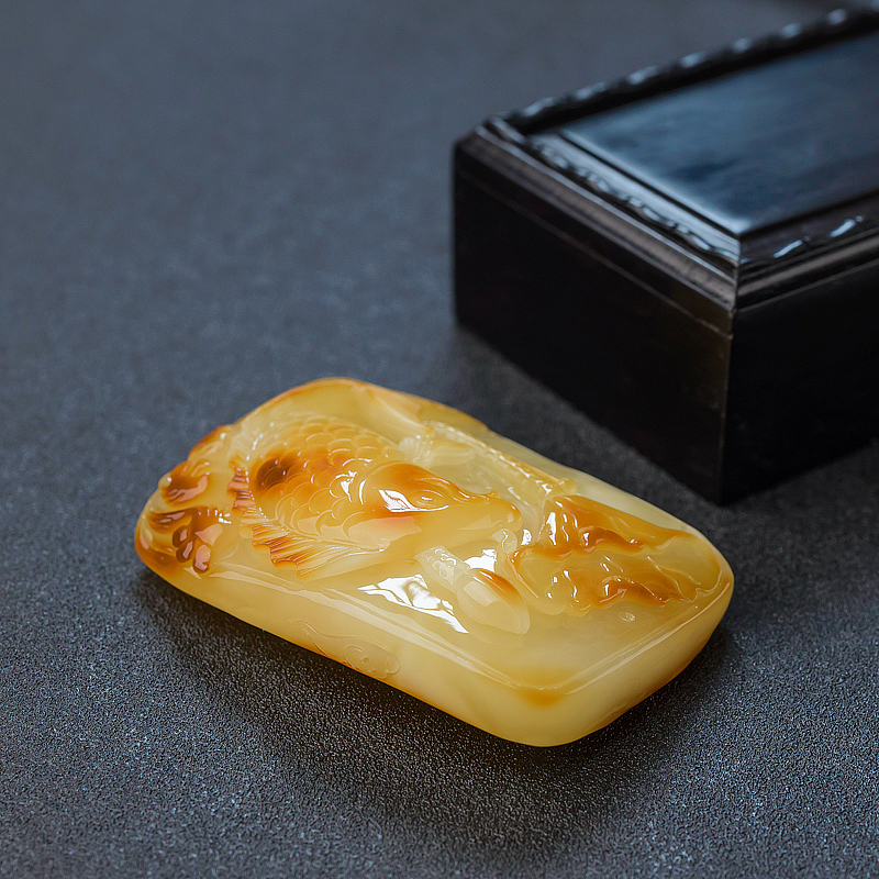 带皮俏色蜜蜡年年有余-红掌柜