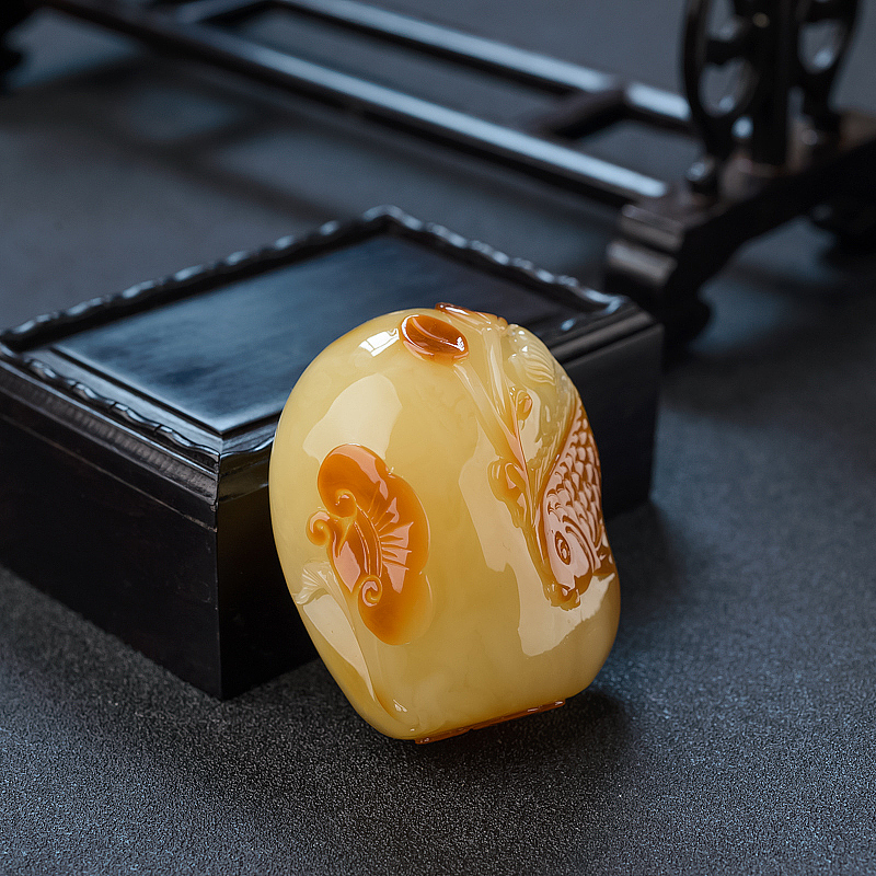 俏色蜜蜡吊坠-红掌柜