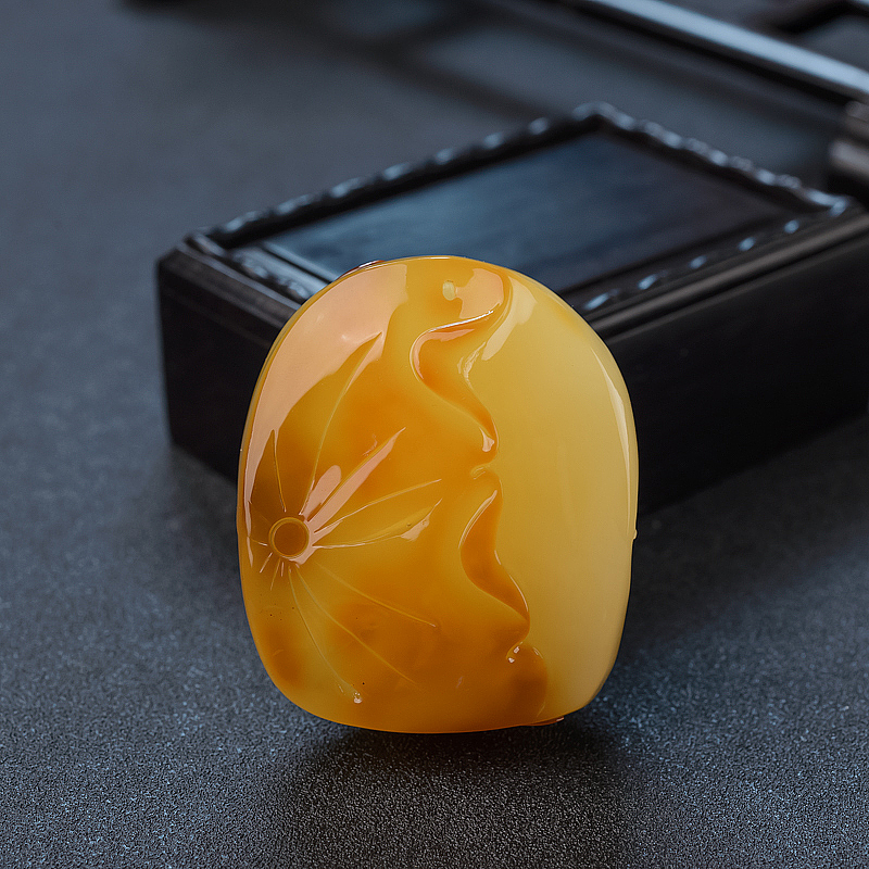 俏色蜜蜡连年有余-红掌柜