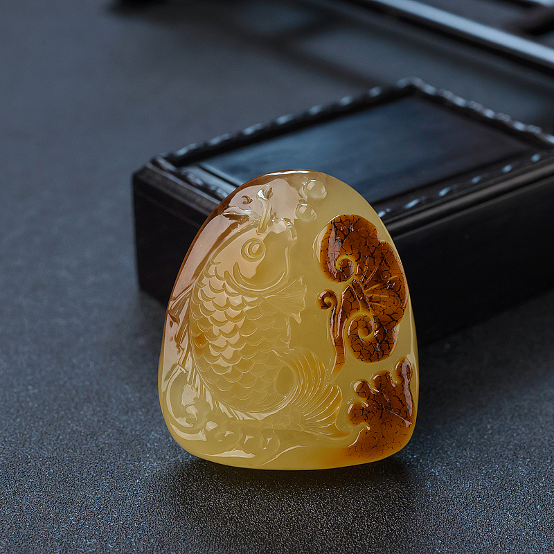 带皮俏色蜜蜡年年有余吊坠-红掌柜