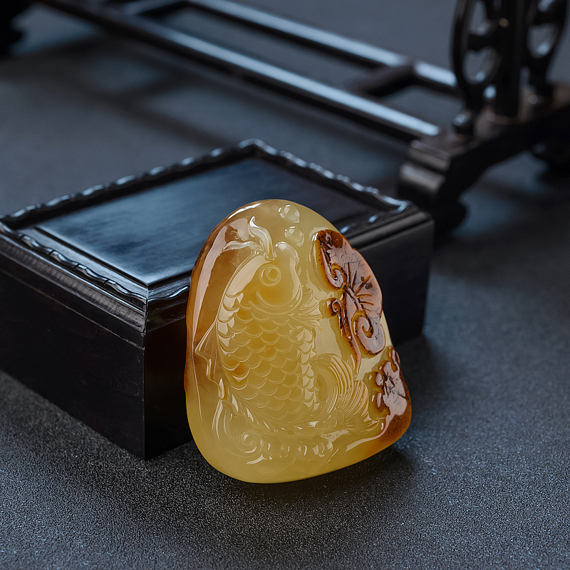 带皮蜜蜡年年有余吊坠-红掌柜