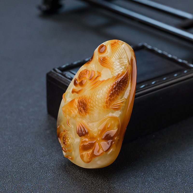 俏色蜜蜡连年有余吊坠-红掌柜