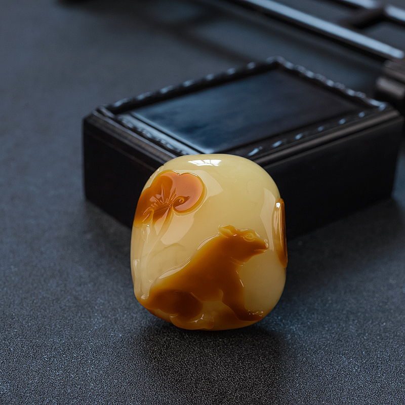 俏色蜜蜡旺财吊坠-红掌柜