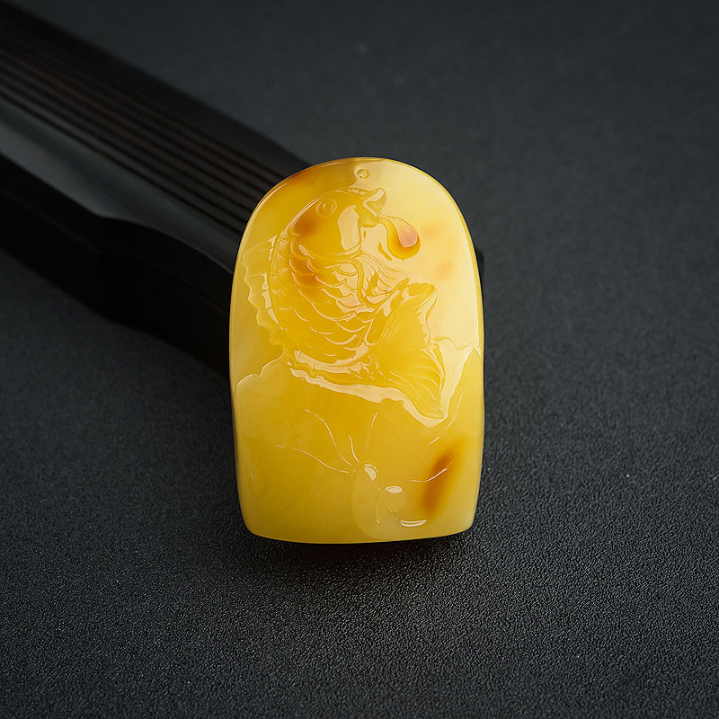 带皮鸡油黄蜜蜡连年有余吊坠-红掌柜