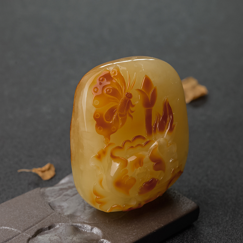 带皮俏色蜜蜡蝶恋花吊坠-红掌柜