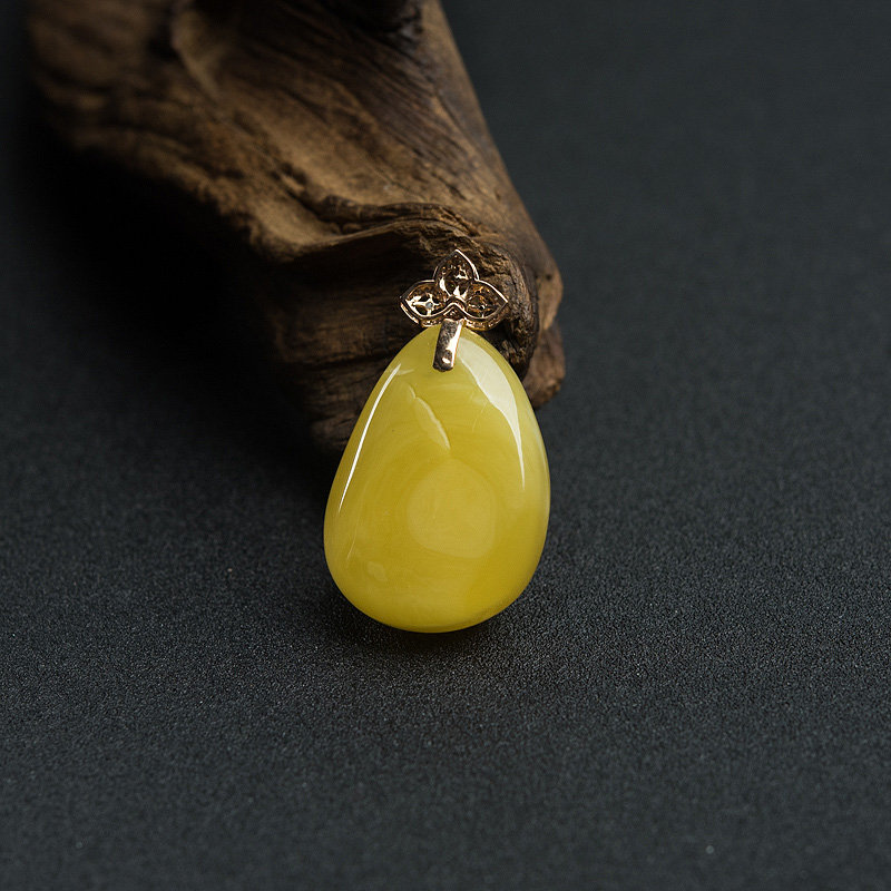 18K金镶钻蜜蜡吊坠-红掌柜