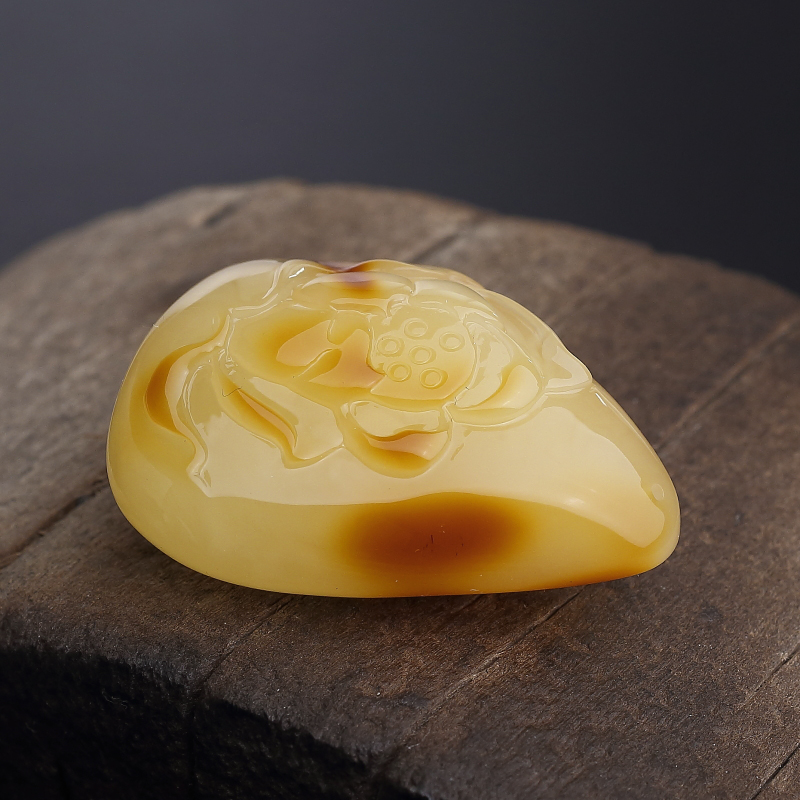 波罗的海带皮俏色蜜蜡莲花吊坠-红掌柜