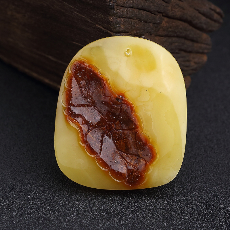 带皮鸡油黄蜜蜡连年有余吊坠-红掌柜