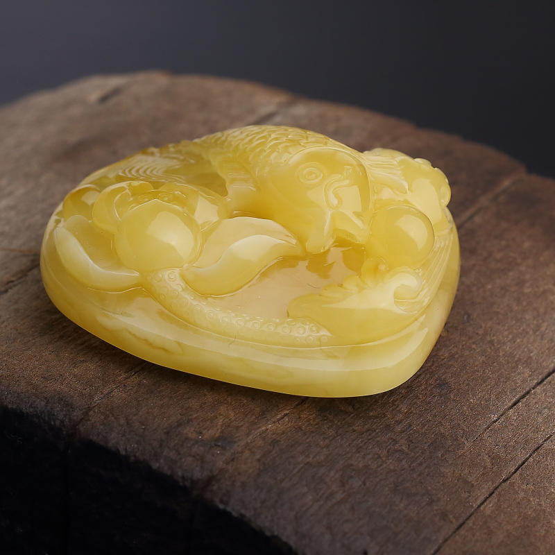 带皮鸡油黄蜜蜡连年有余吊坠-红掌柜