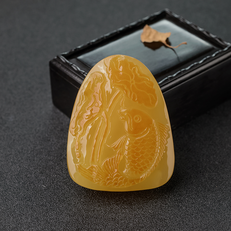 波罗的海天然带皮俏色蜜蜡年年有余吊坠 - 红掌柜