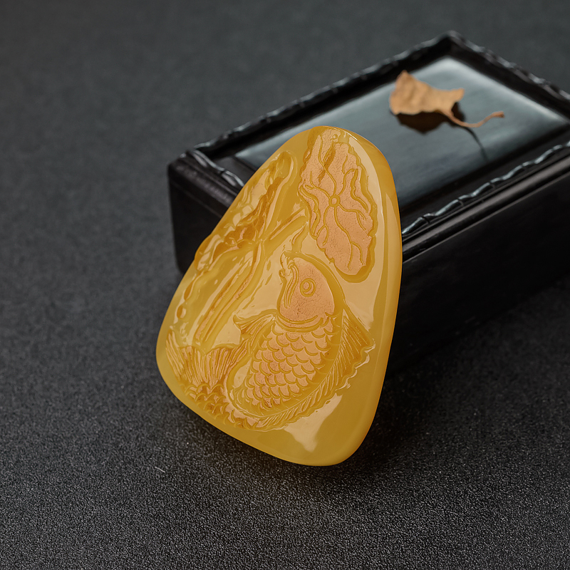 天然带皮俏色蜜蜡年年有余吊坠 - 红掌柜