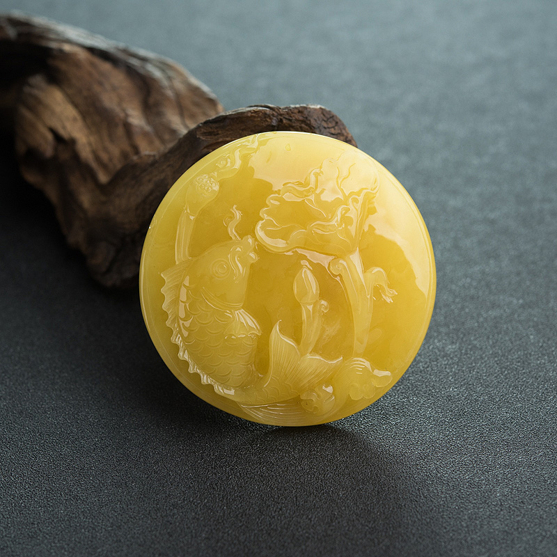 带皮鸡油黄蜜蜡连年有余吊坠-红掌柜