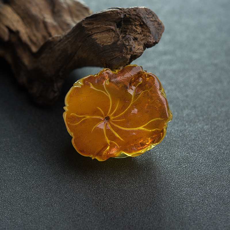 带皮鸡油黄蜜蜡牡丹花吊坠-红掌柜