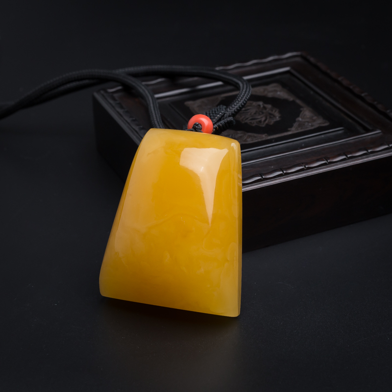 鸡油红蜜蜡无事牌吊坠-红掌柜