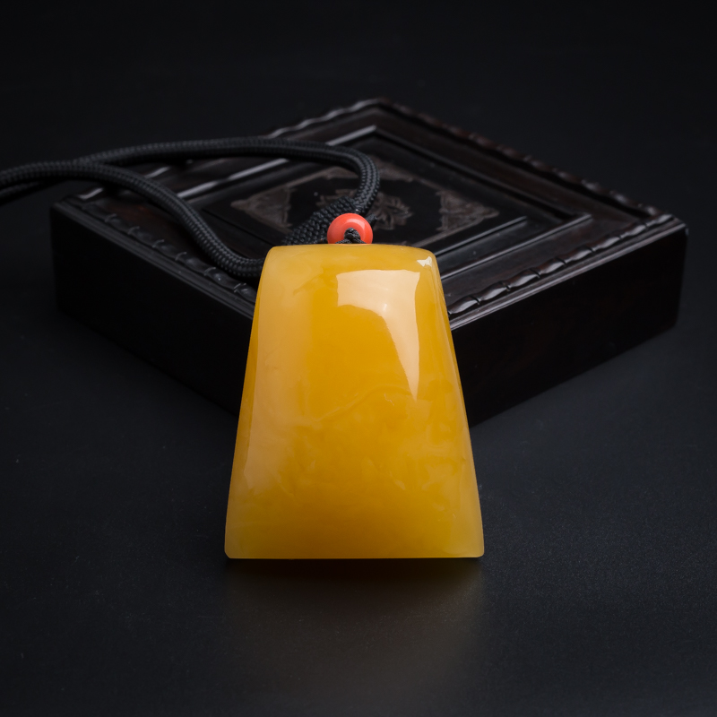 天然鸡油红蜜蜡无事牌吊坠-红掌柜