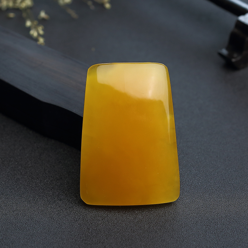 鸡油红蜜蜡无事牌吊坠-红掌柜