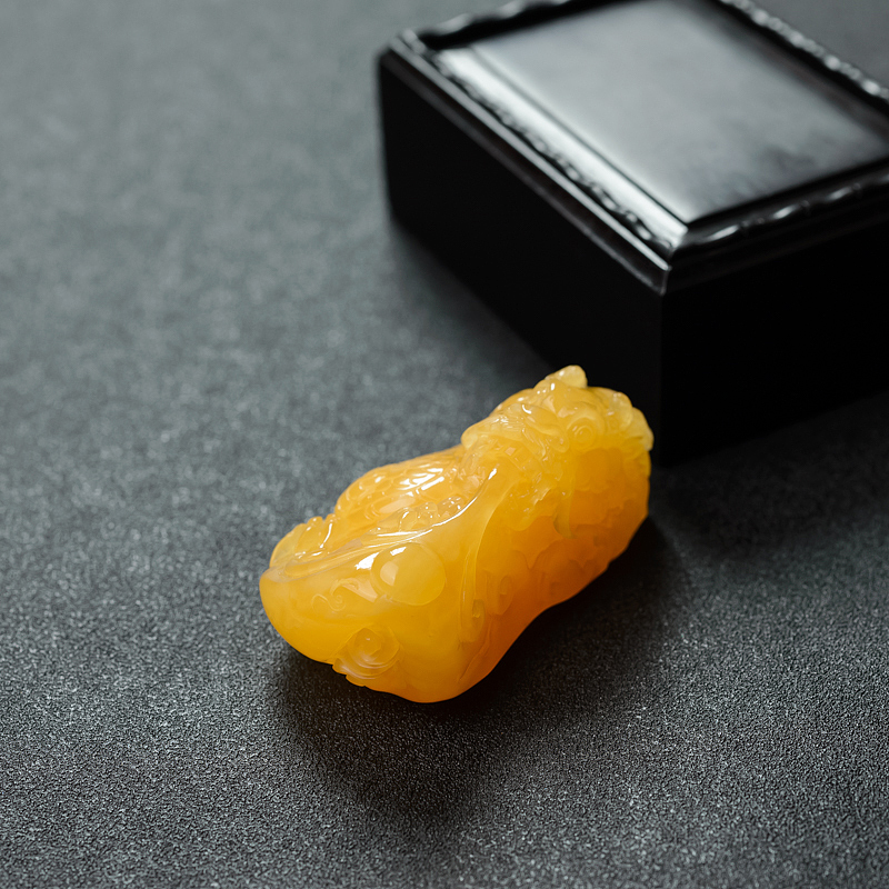 满蜜鸡油红蜜蜡龙吊坠-红掌柜