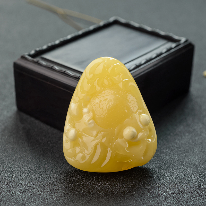 浅黄白花蜜年年有余吊坠-红掌柜