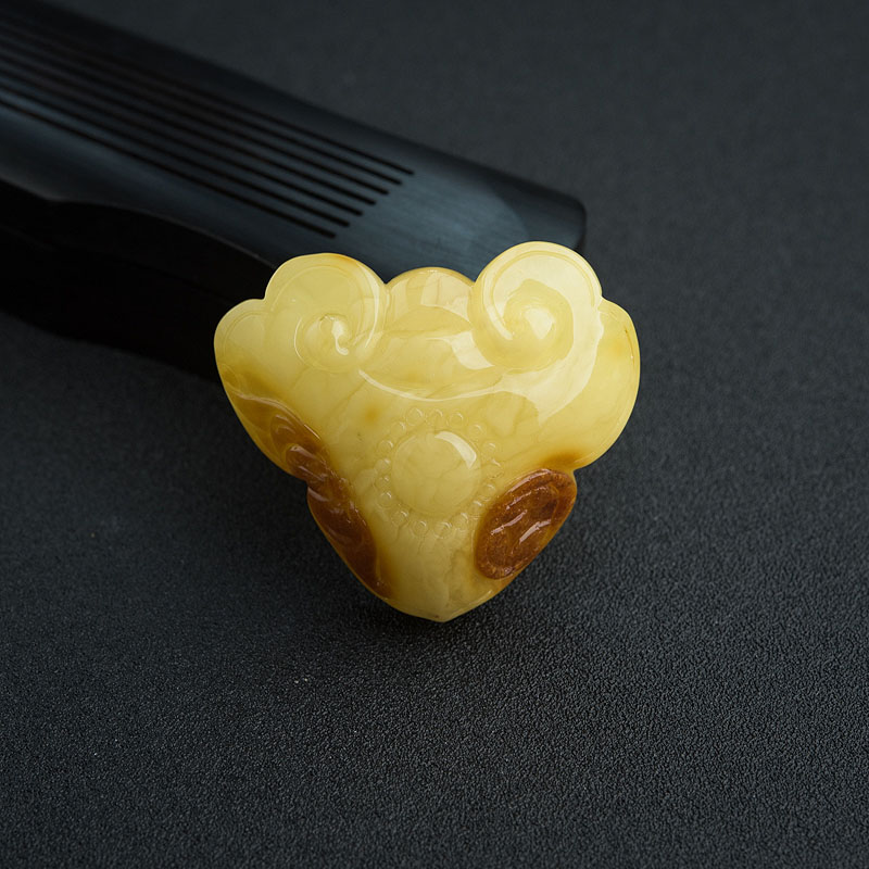 带皮鸡油黄蜜蜡如意吊坠-红掌柜