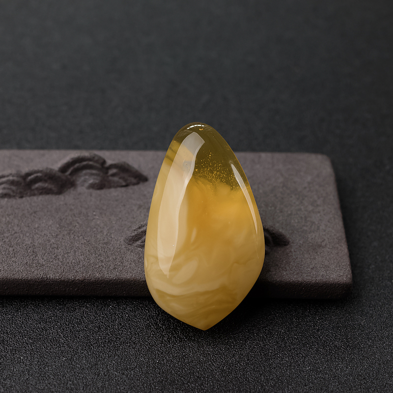 带皮白花蜜蜡随形吊坠-红掌柜