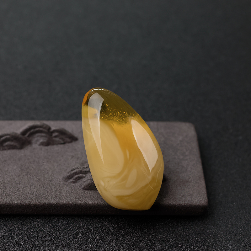 带皮蜜蜡随形吊坠-红掌柜