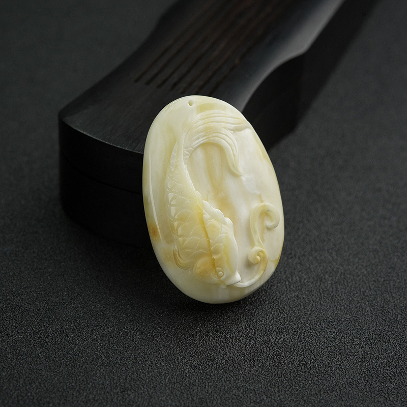 天然带皮白蜜年年有余吊坠-红掌柜