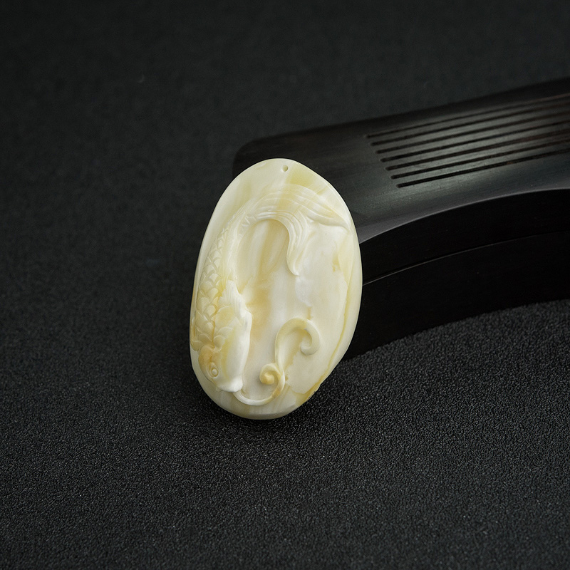 波罗的海带皮白蜜年年有余吊坠-红掌柜