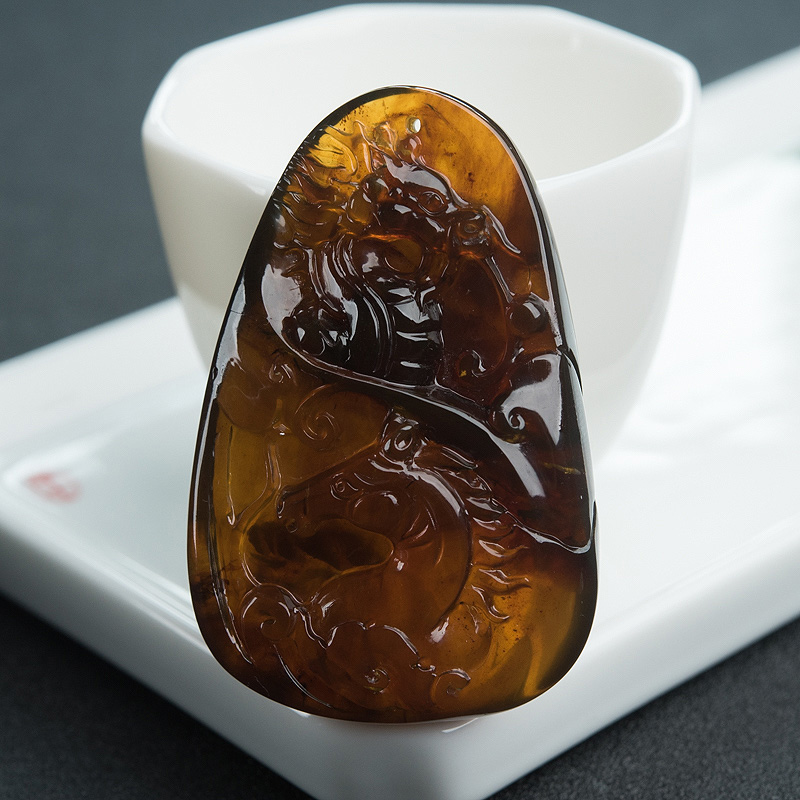 天然棕珀龙马精神吊坠-红掌柜