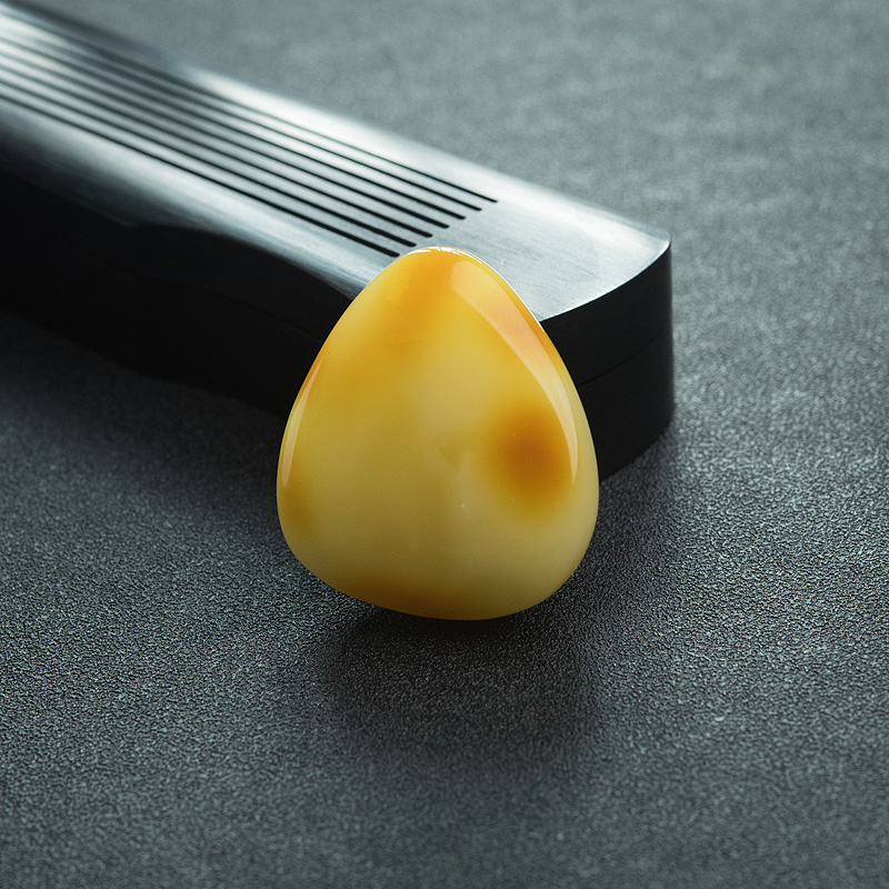 鸡油黄蜜蜡随形吊坠-红掌柜