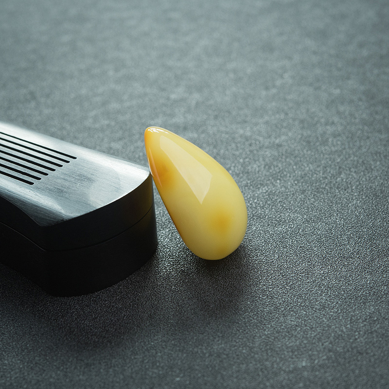 天然鸡油黄蜜蜡随形吊坠-红掌柜