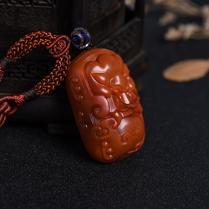 南红龙吐珠挂坠-红掌柜