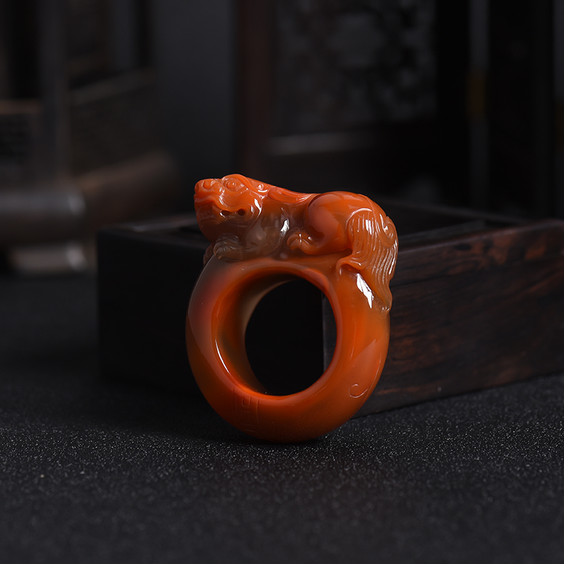 天然俏色南红瑞兽戒指-红掌柜