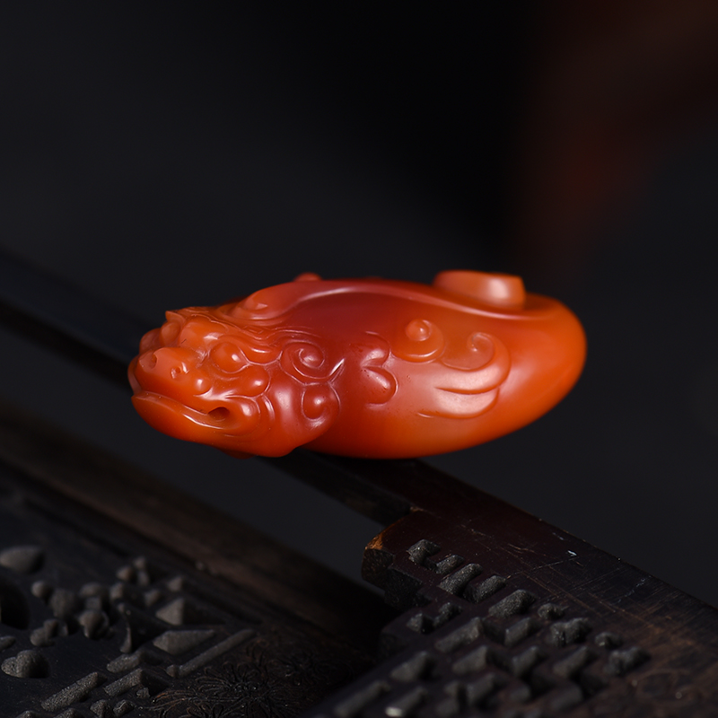 苏工川料俏色南红瑞兽吊坠-红掌柜