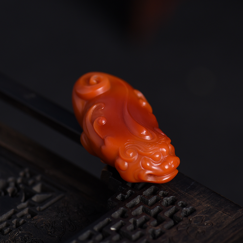 川料俏色南红瑞兽吊坠-红掌柜