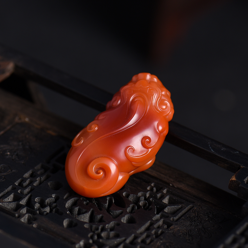 苏工俏色南红瑞兽吊坠-红掌柜