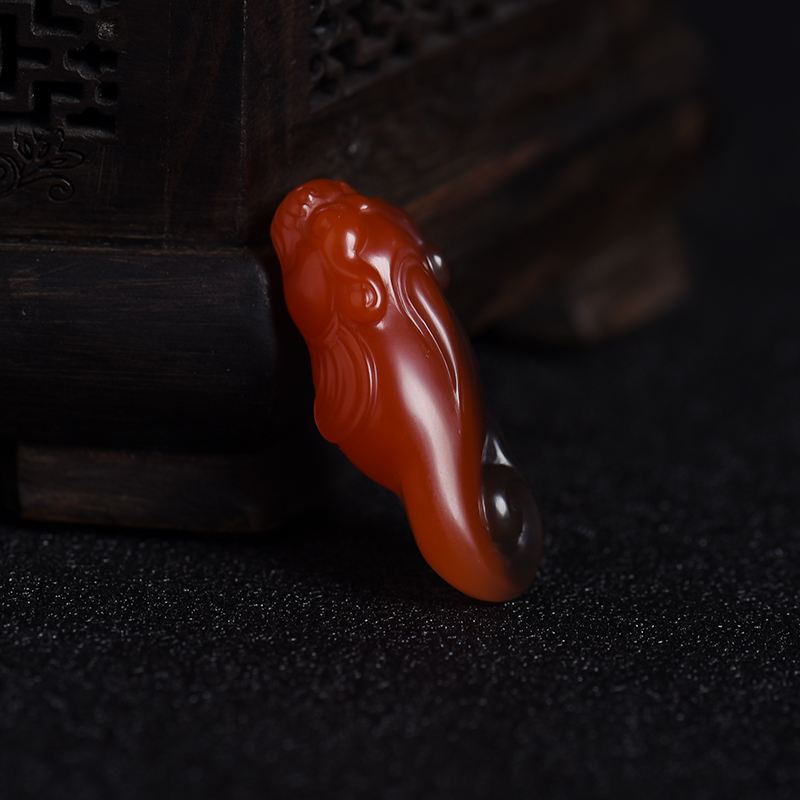 苏工俏色南红瑞兽吊坠-红掌柜