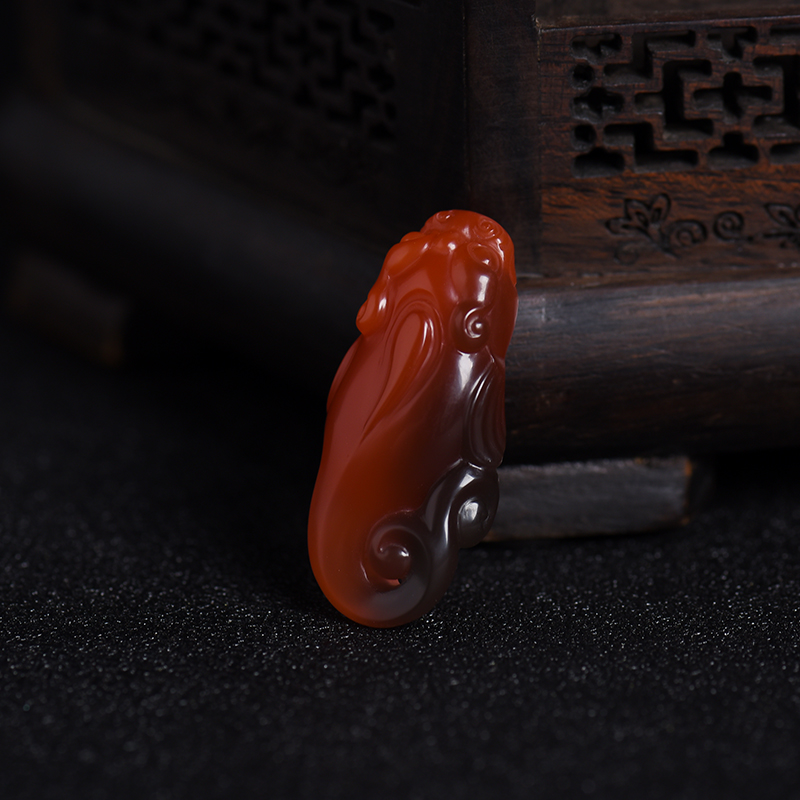 川料俏色南红瑞兽吊坠-红掌柜