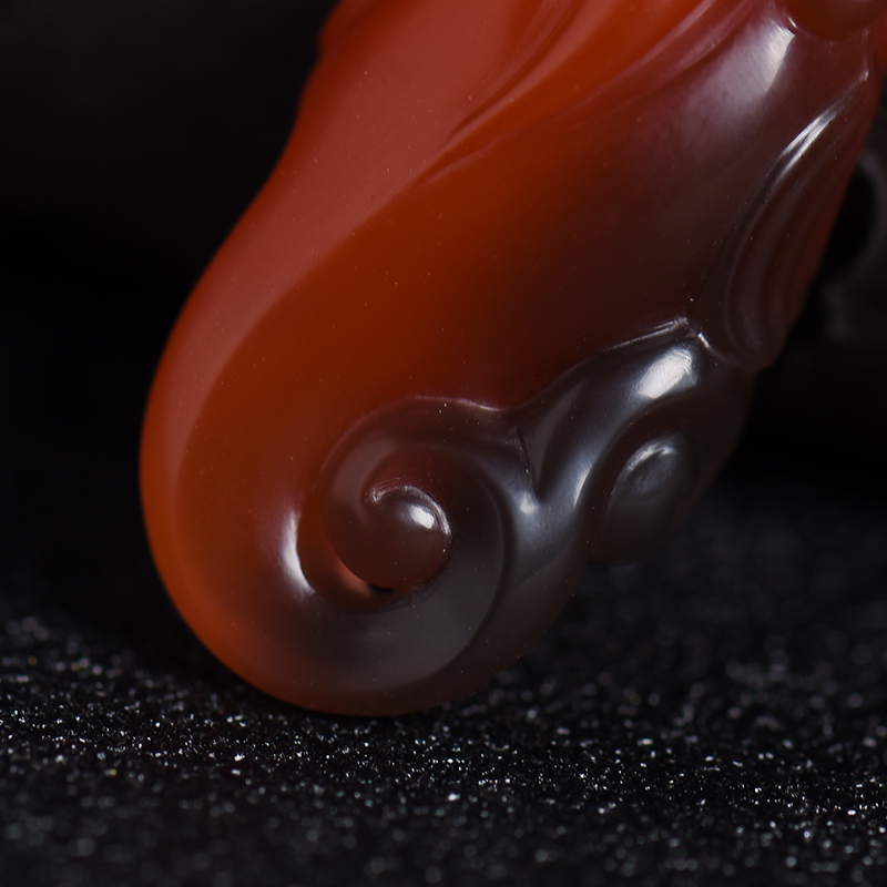 俏色南红瑞兽吊坠-红掌柜