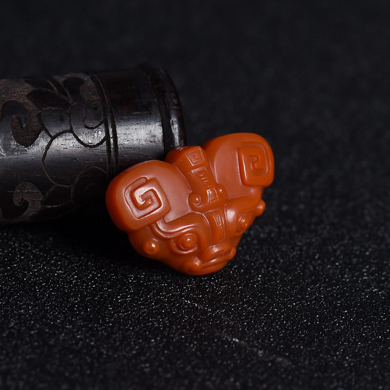 柿子红南红仿古兽面背云吊坠-红掌柜