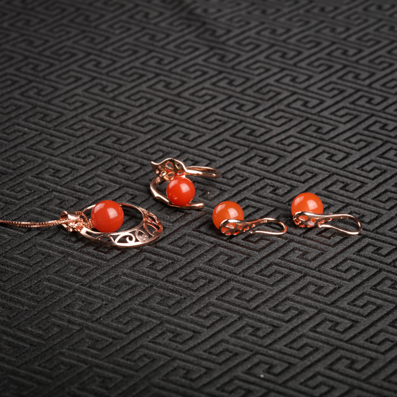 银镶樱桃红南红戒指-红掌柜