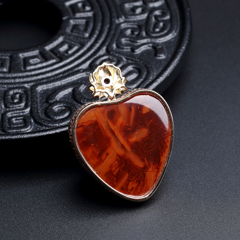 18K镶玫瑰红火焰纹南红心形吊坠-红掌柜