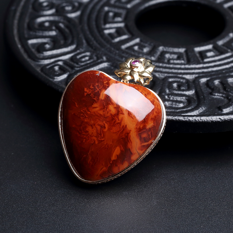 18K镶川料火焰纹南红心形吊坠-红掌柜